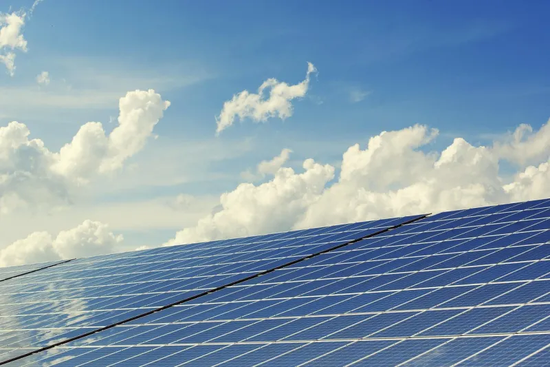 Vivienda unifamiliar con placas solares de autoconsumo cubriendo el tejado