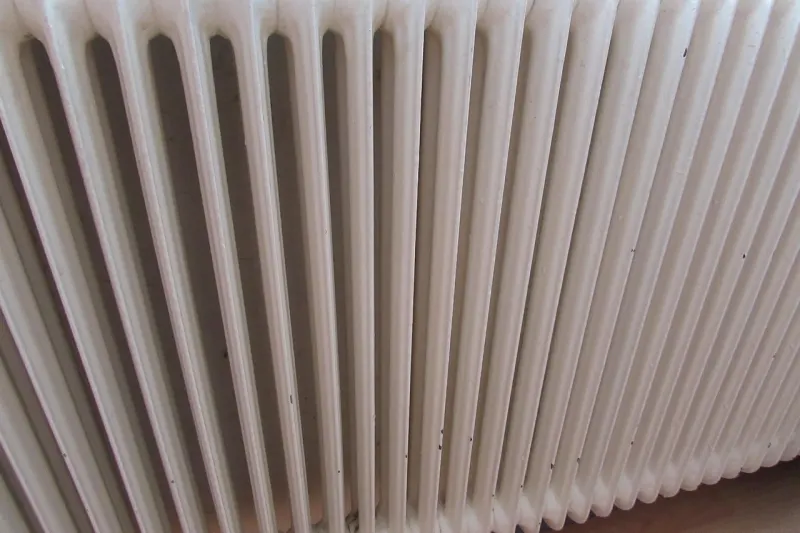 Primer plano de las aletas de un radiador de calefacción